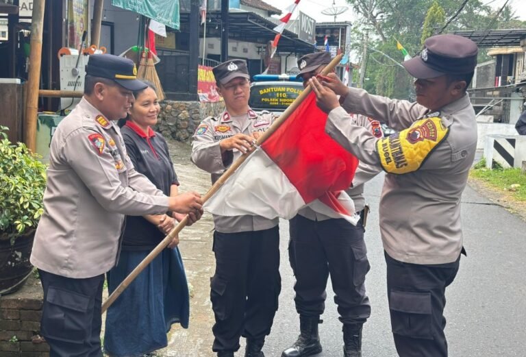 Peduli Simbol Negara, Polsek Sidorejo Ganti Bendera Merah Putih yang Kusut
