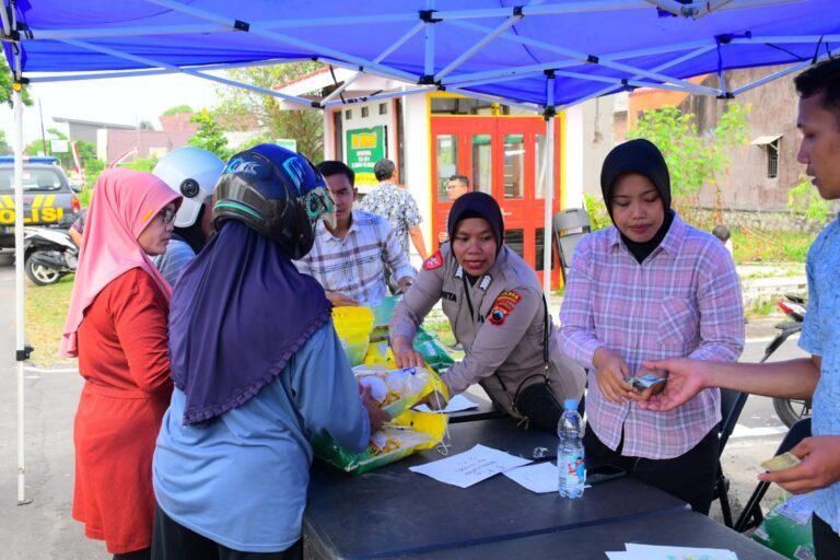Polres Karanganyar bersinergi dengan Bulog Gelar Gerakan Pangan Murah