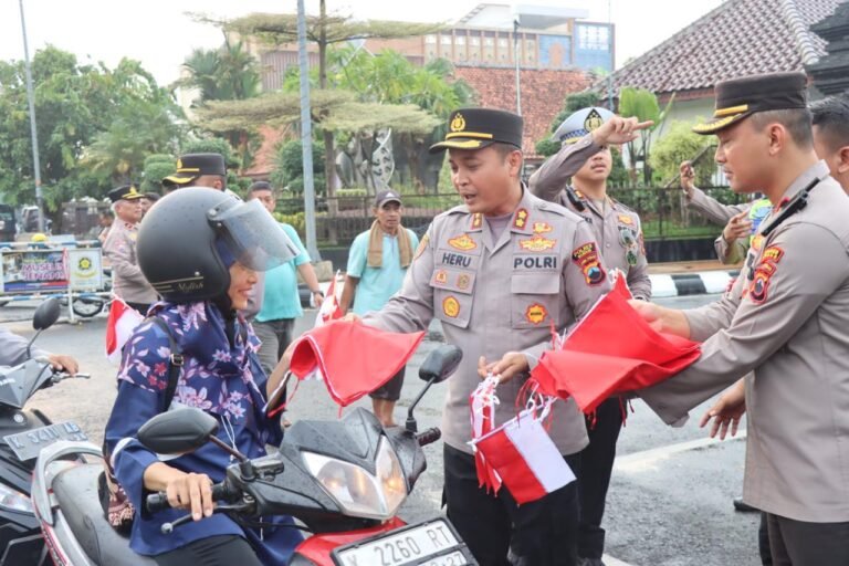 Polres Kudus Bagikan Seribu Bendera Merah Putih