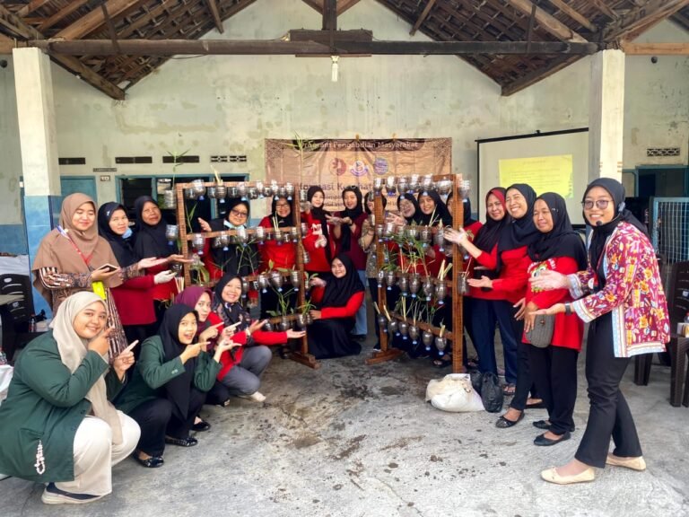 Berdayakan Perempuan, Dosen Politeknik Indonusa Latih Kelompok Wanita Olah Herbal Lokal