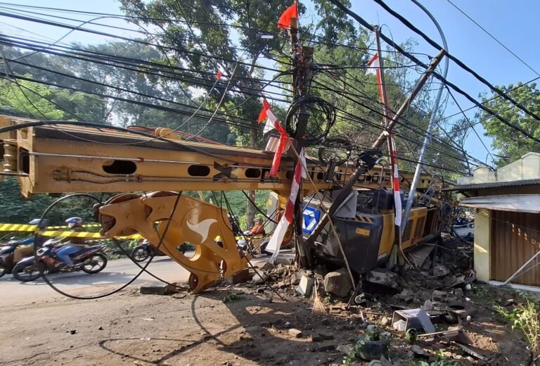Truk Tronton Bermuatan Crane Oleng Menimpa Rumah Warga di Gombel Lama