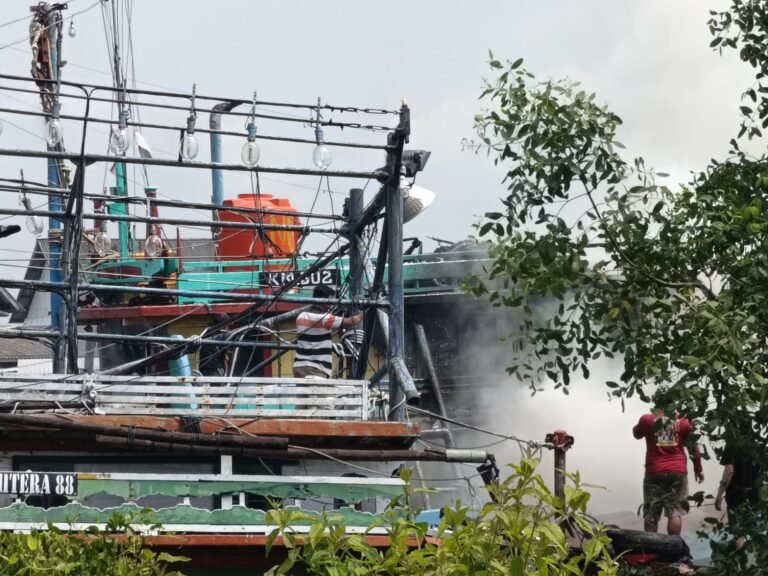 Kapal Tambat Labuh Terbakar, Nelayan Rugi Rp 70 Juta