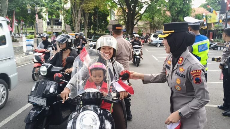 Kapolres Salatiga Bagikan Bendera  dan Bunga
