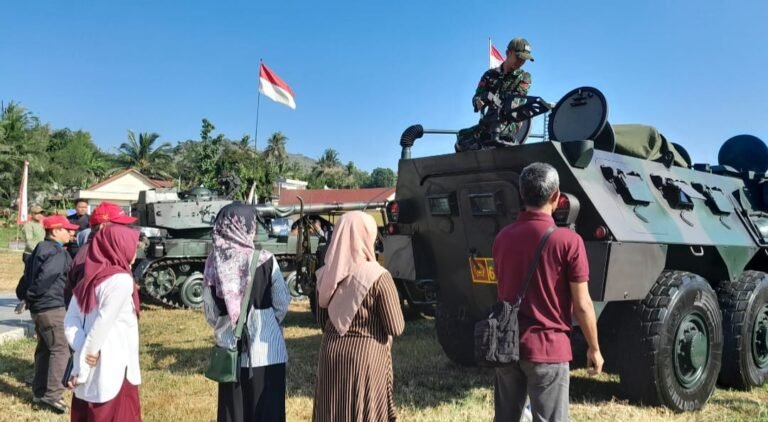 Warga Senang Bisa Naik Tank Gratis