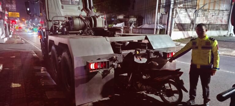 Tabrak Truk TNI, Pengendara Motor Tewas