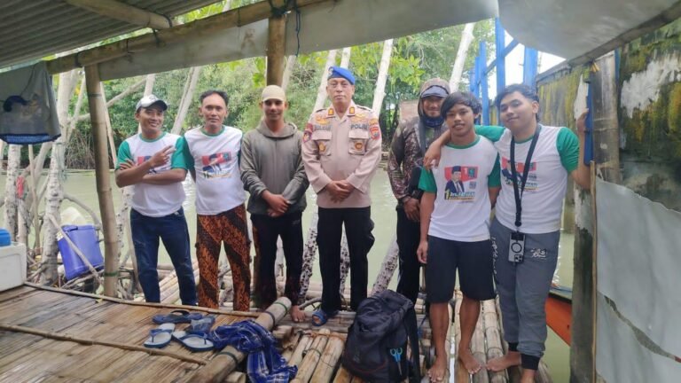 Satpolairud Polres Demak Evakuasi Enam Pemancing