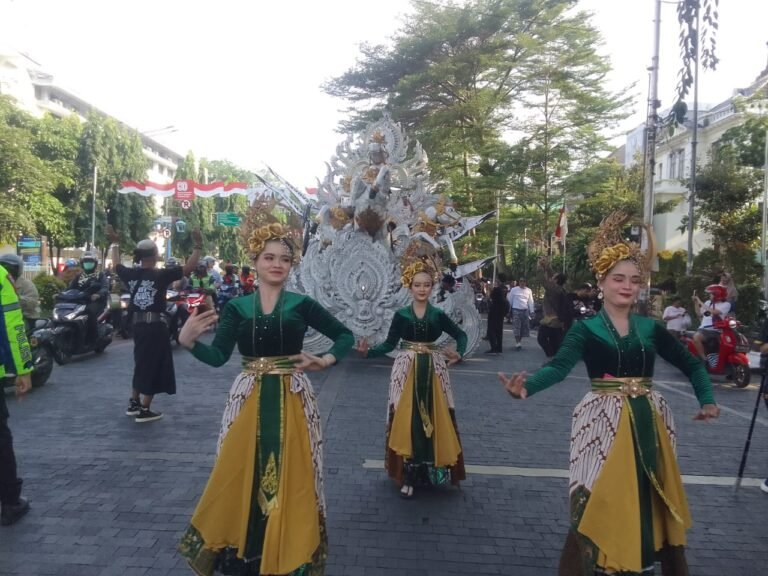 Penonton Terpukau Sajian Gamelan dan Permainan Laser