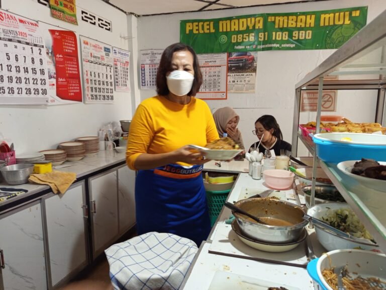 Pecel Madya Mbah Mul, Telur Onclang dan Sambal Kacangnya Bikin Nagih