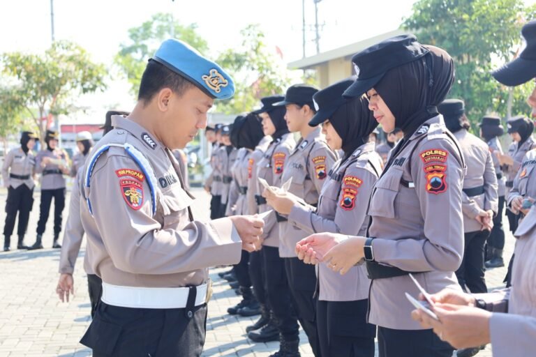 Tak Bawa Peluit, Enam Polwan Kena Sanksi