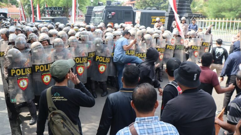 Bupati Rober Ikut Saksikan Simulasi Penanganan Demonstrasi