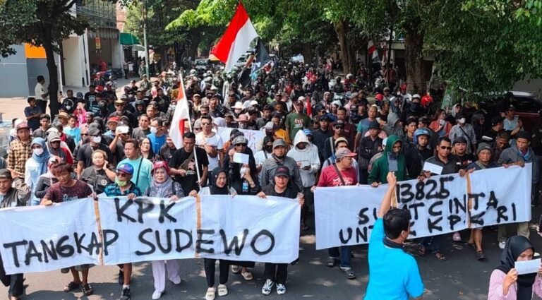 Aksi Damai Kirim Surat untuk KPK, Kantor Pos Pati Buka Sebelas Loket