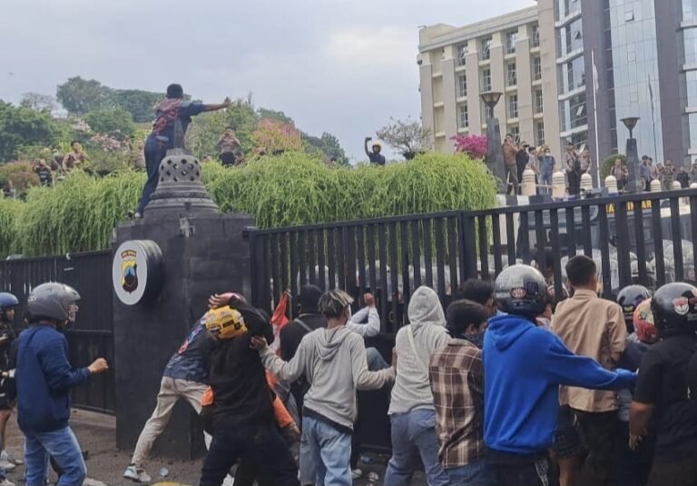 Demo Komunitas Ojol Ricuh, Massa Lempari Petugas di Depan Mapolda Jateng