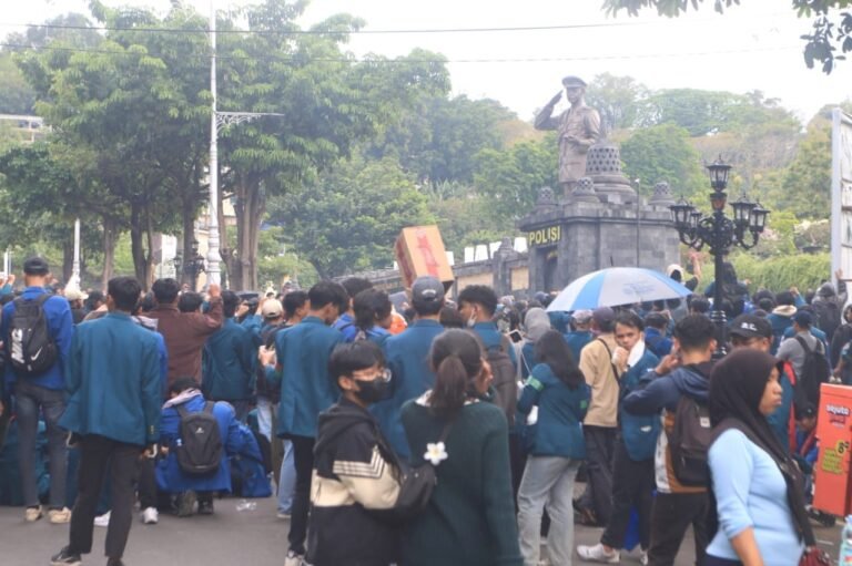Orasi di Depan Mapolda Jateng, Ratusan Mahasiswa BEM Undip Bubar dengan Tertib