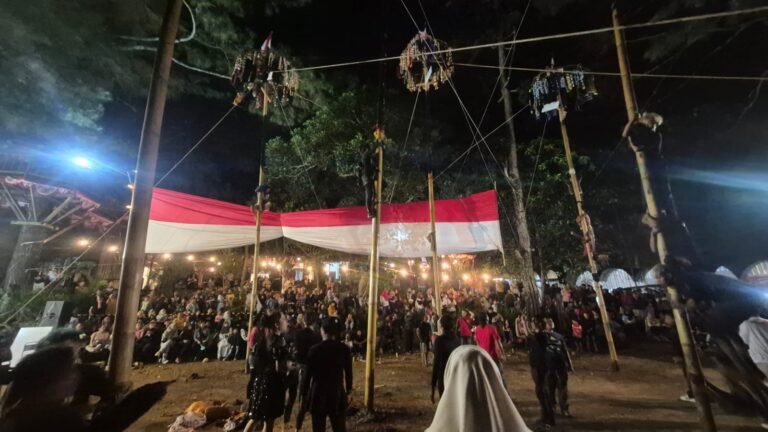 Lomba Panjat Pinang Waria Hibur Wisatawan