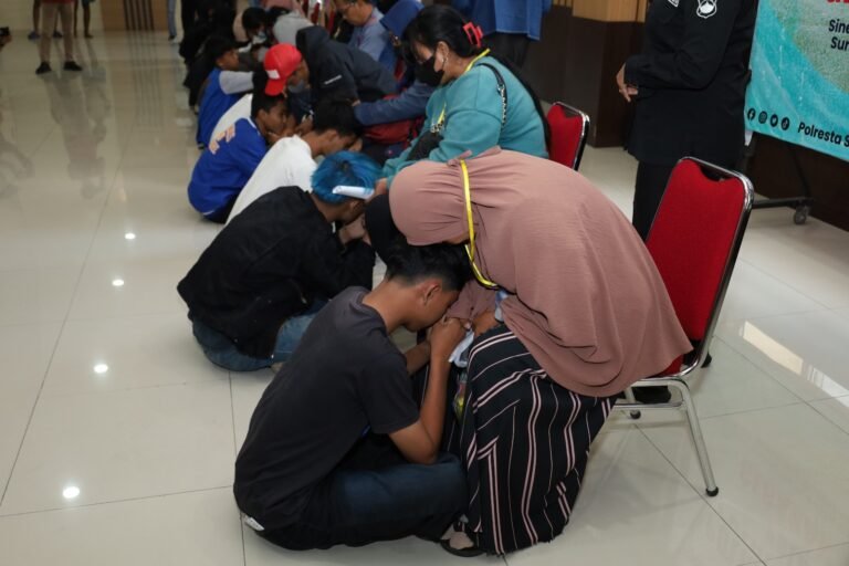 65 Orang Perusak Fasilitas Umum Nangis Saat Sungkem Orang Tua