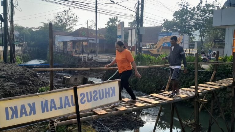 Mak Prinding! Warga Takut Lewat Titian Bambu Proyek Jembatan MT Haryono Ungaran