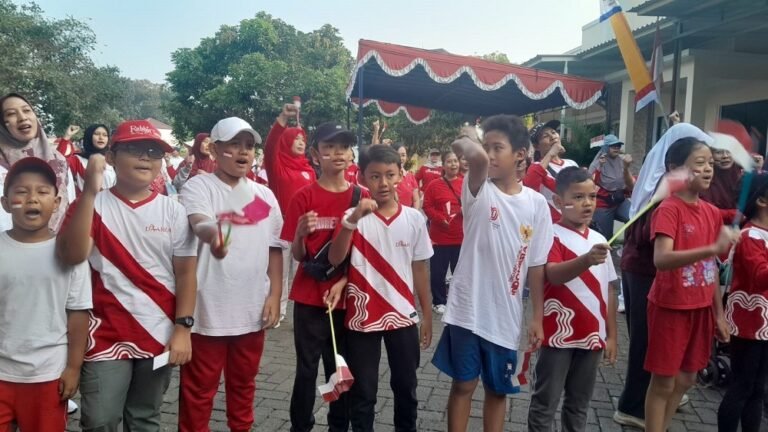 Ceria Anak-anak The Daarra Ungaran Mengikuti Jalan Sehat Kemerdekaan RI