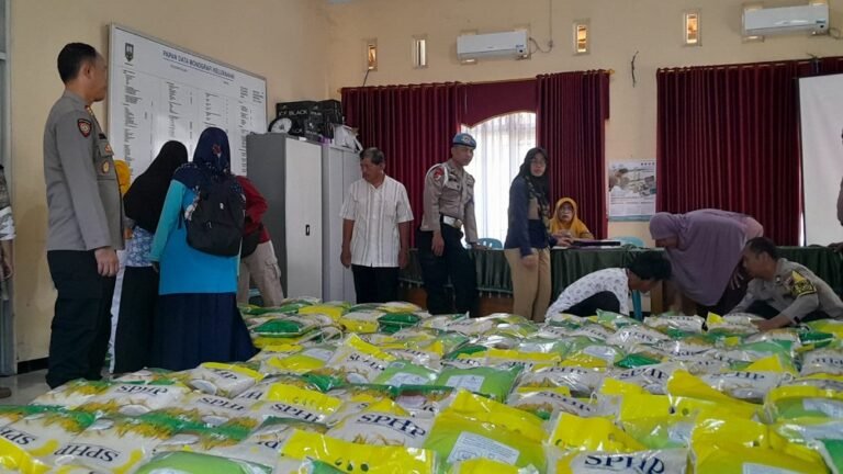 Polsek Ungaran Distribusikan 800 Sak Beras PSHP di Kelurahan Bandarjo