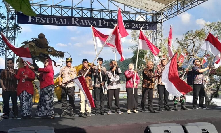 Bakesbangpol Kabupaten Semarang Bagikan-Kibarkan Serentak Bendera Merah Putih