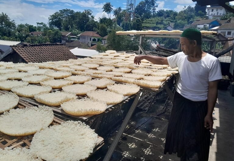 Berawal dari Coba-coba, Suharto Warga Nyatnyono Sukses Produksi Intip Beromset Puluhan Juta