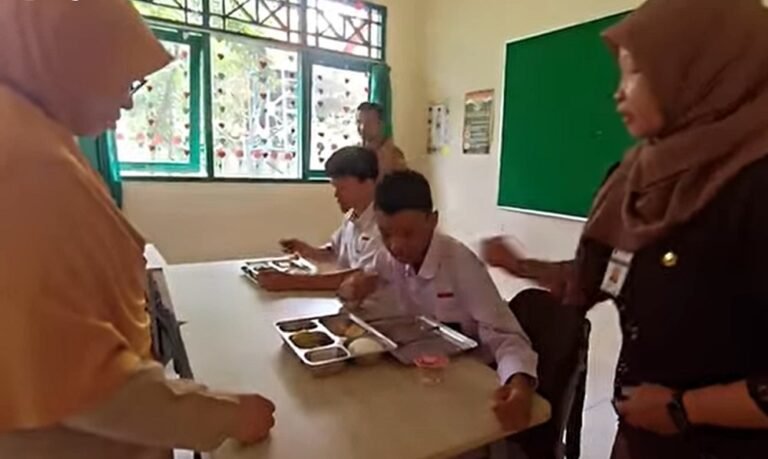 Bersyukur, 227 Siswa SLB Negeri Ungaran Mulai Menerima MBG