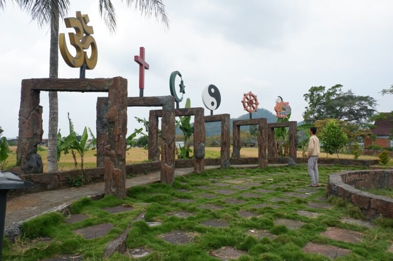 Akulturasi Budaya dan Pluralisme di Desa Wisata Kreatif Perdamaian Srumbung Gunung
