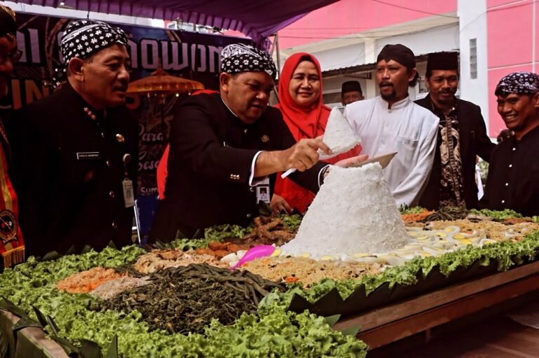 Merti Bumi Sumowono Tandai HUT ke-495, Kirab Gunungan dan Pusaka Sejauh 1 Kilometer