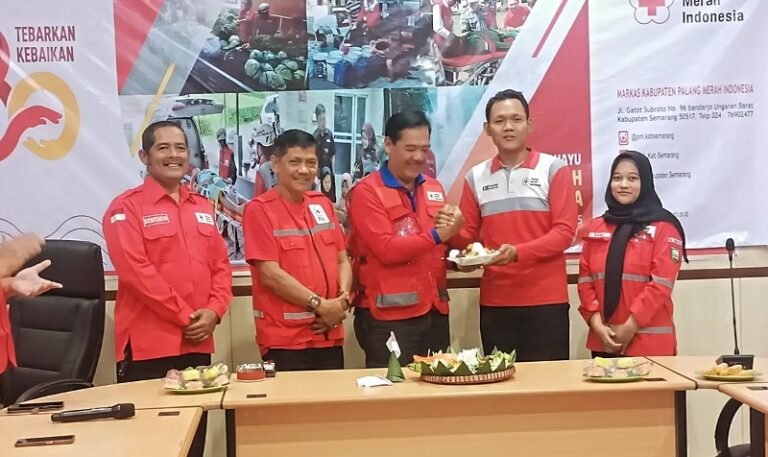 HUT ke-80 PMI, Tim Kecamatan Banyubiru Bantu Korban Kebakaran Desa Pagergedog