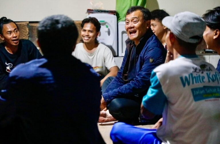 Gubernur Ahmad Luthfi Njagong Bareng Warga di Pos Kamling, Hidupkan Lagi Jogo Tonggo