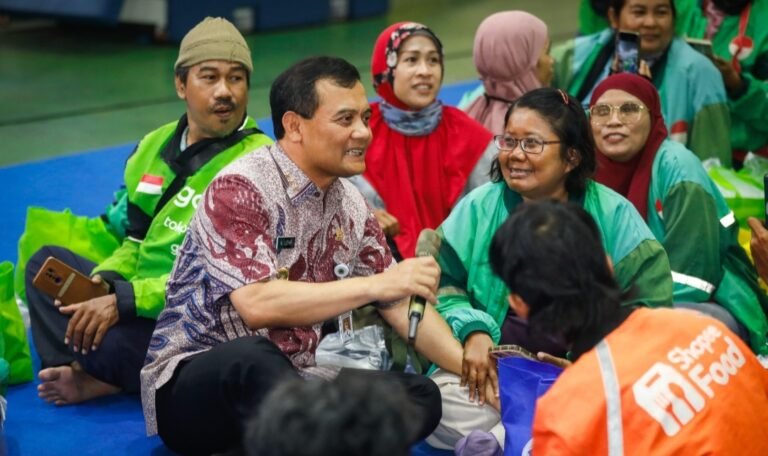 Ahmad Luthfi Gratiskan Biaya SIM Mati Ratusan Pengemudi Ojol