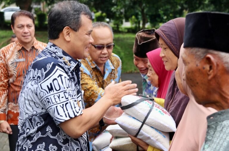 Ringankan Warga, Gubernur Ahmad Luthfi Serahkan Bantuan 6 Ton Beras