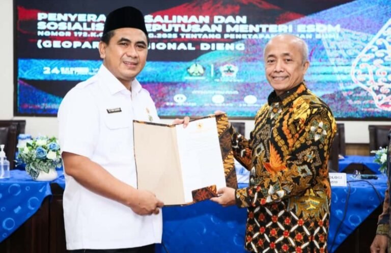 Wagub Taj Yasin Terima Salinan Penetapan Dieng Sebagai Geopark Nasional 