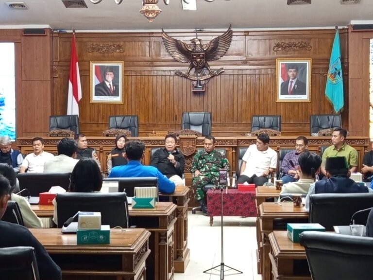 Jalanan Disekat, Pendemo Cuma Bisa Beraudensi