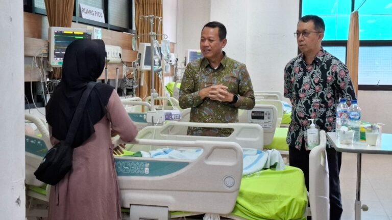 Dua Bocah Tertimpa Runtuhan Ranting di Taman Krida