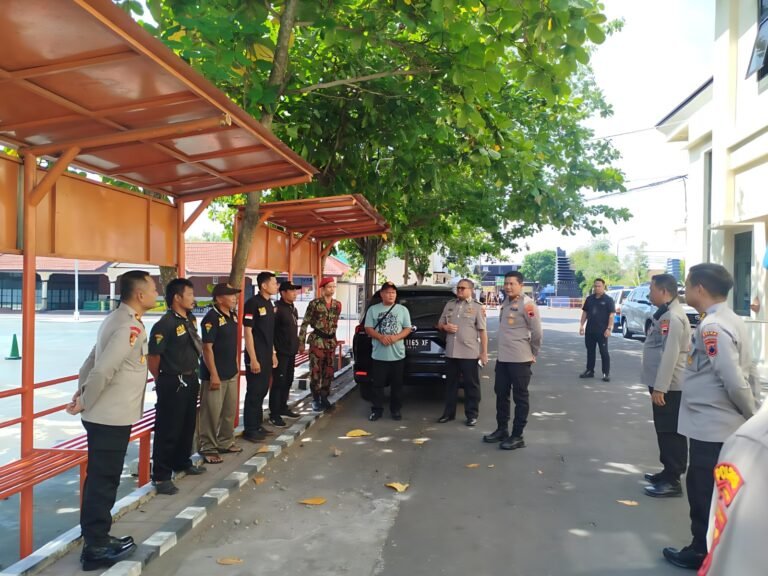Kapolda Jateng Ingatkan Anggota Polres Karanganyar Selalu Bersamai Masyarakat