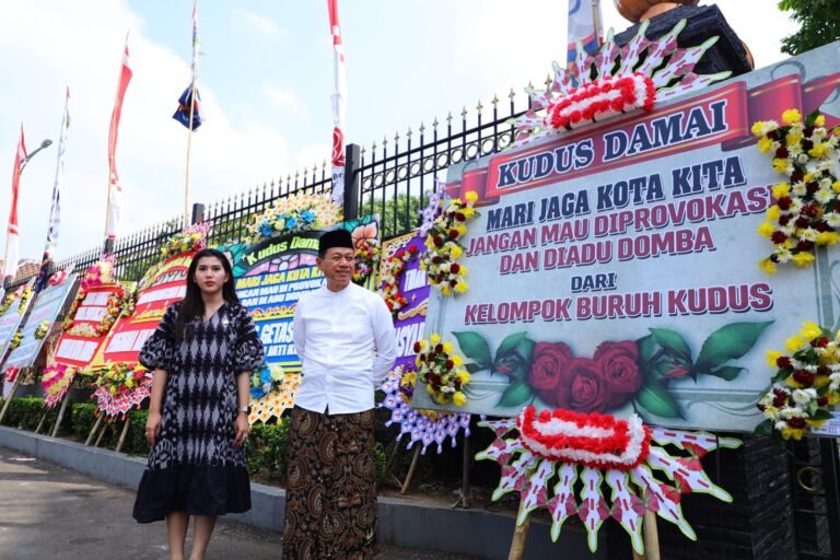 Pemkab Kudus Banjir Dukungan Karangan Bunga ‘Kudus Damai’