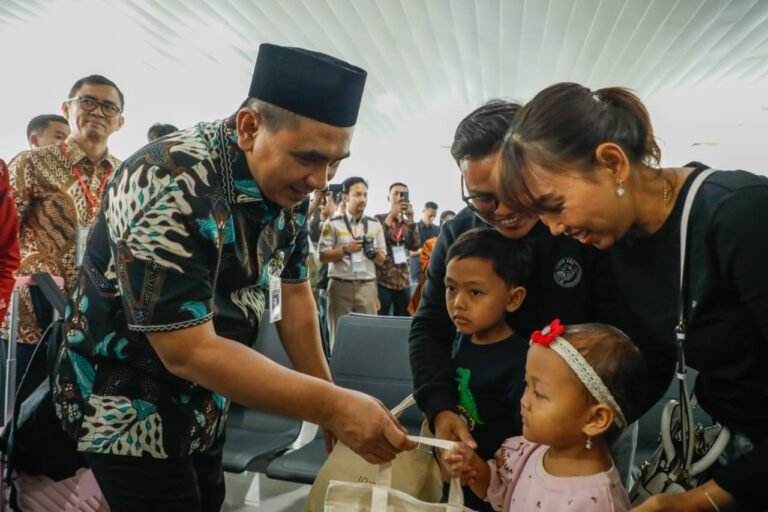 Taj Yasin Lepas Penerbangan Perdana Semarang – Kuala Lumpur