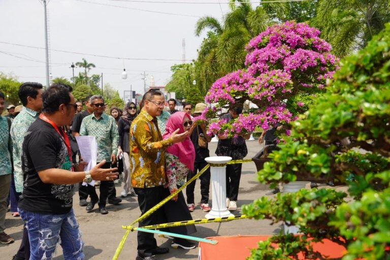 Bupati Pati Apresiasi Kontes Bonsai Nasional