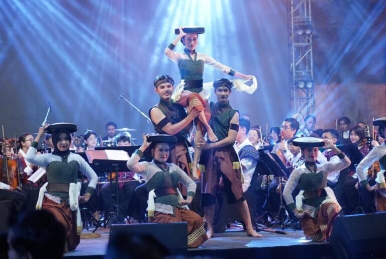 Fiesta Folklore Tarik Minat Pengunjung Festival Kota Lama Semarang 2025
