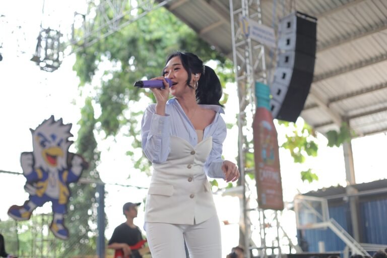 Penyanyi Dangdut Difarina Indra Goyang Kampus UMK Sambut Mahasiswa Baru