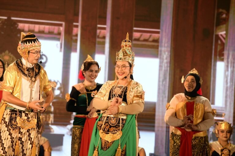 Tumpah Ruah, Warga Antusias Tonton “Wayang Orang on The Street” di Kota Lama Semarang