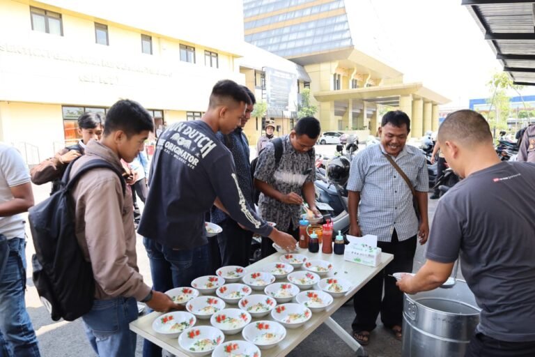 Program Bakso Gratis Disambut Girang Pemohon SKCK