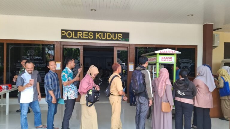 Pemohon SKCK di Polres Kudus Ditraktir Makan Bakso Gratis