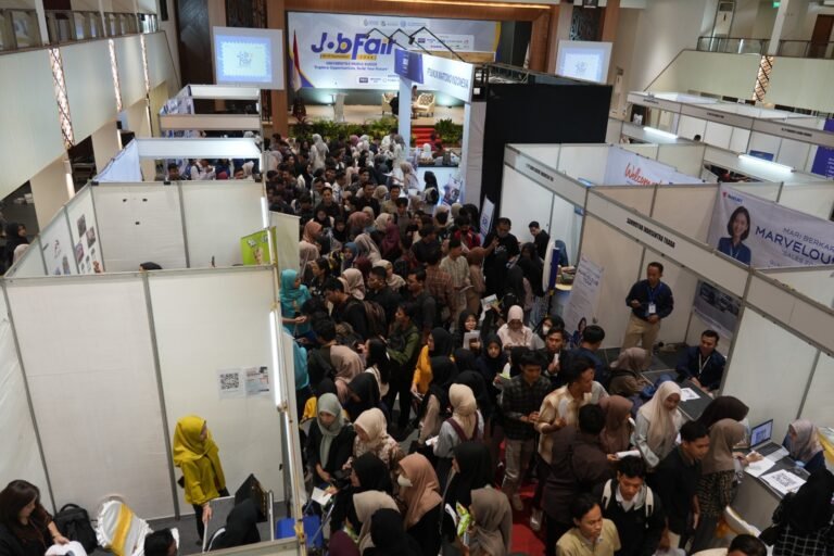 Job Fair UMK 2025 Diserbu Ribuan Pencari Kerja