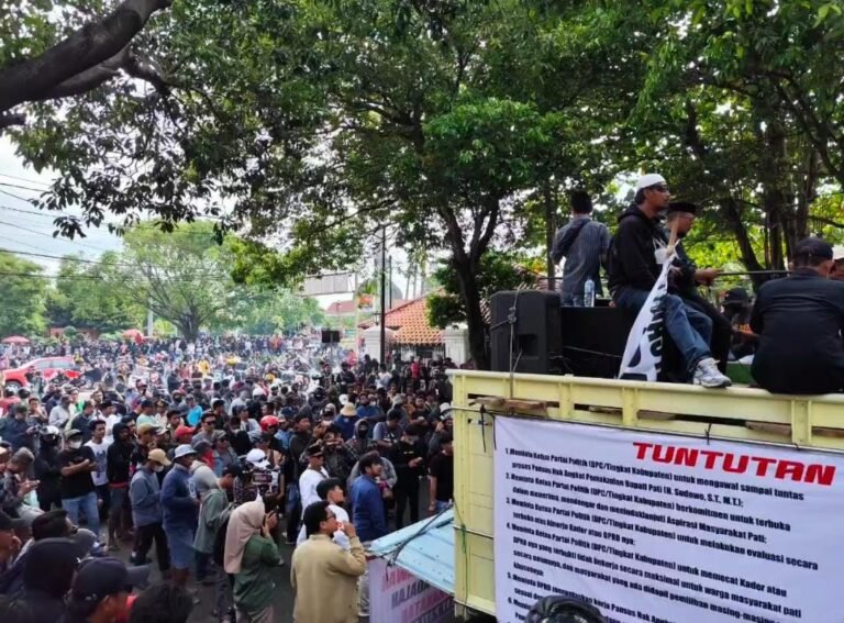 Massa Aksi Damai, Sampaikan 13 Poin Tuntutan di Gedung DPRD Pati