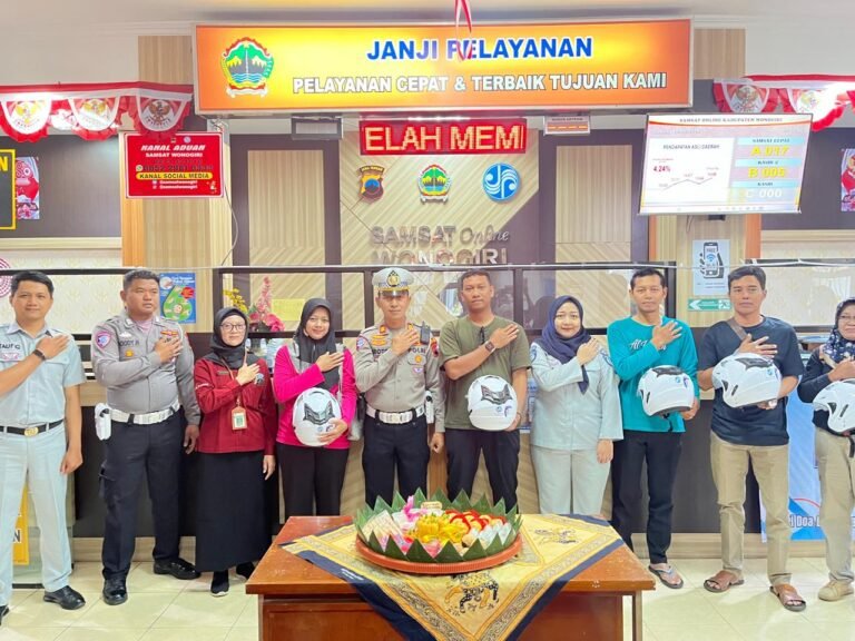 Satlantas Wonogiri Beri Edukasi dan Helm Gratis