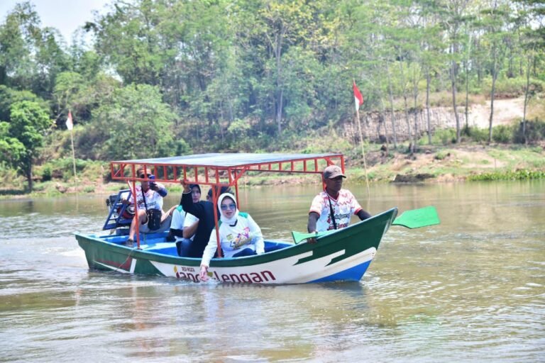 Desa Jangglengan Gelar Kirab dan Lomba Perahu Dayung