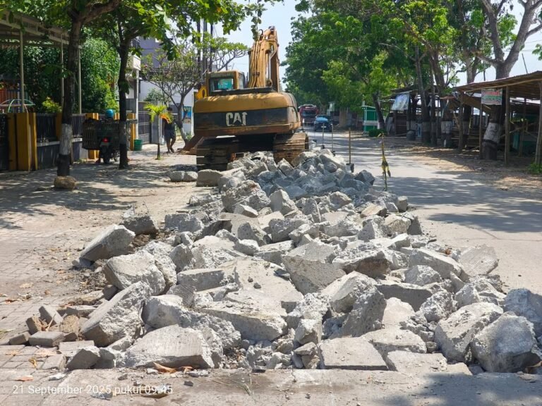 Proyek Perbaikan Jalan Kudus-Purwodadi Makan Korban