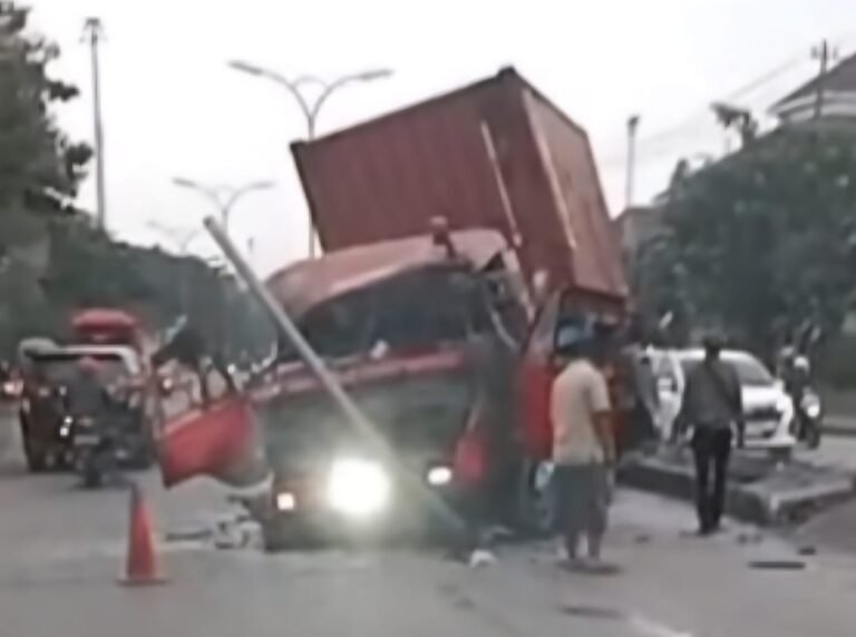 Truk Trailer Oleng Hantam Median Jalan dan Mobil