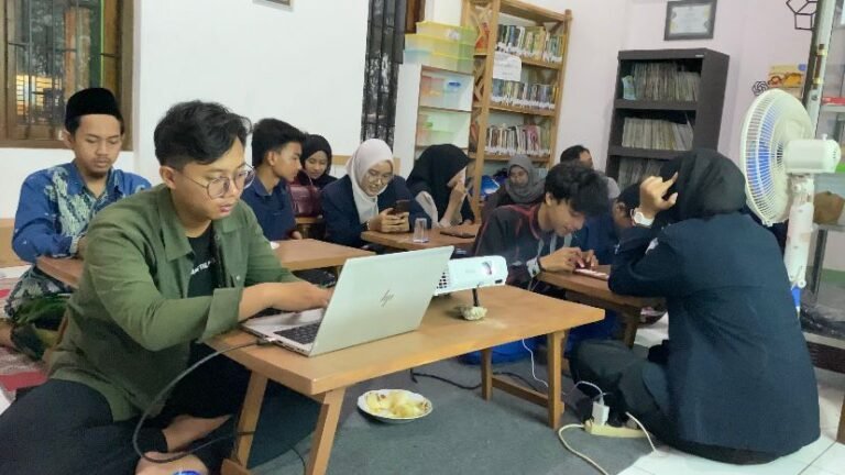 Himatika UMK Latih Digital Marketing Pemuda Padurenan